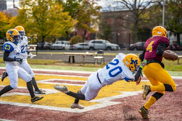 Come può l'idroponica migliorare la produzione agricola in aree con risorse idriche limitate?