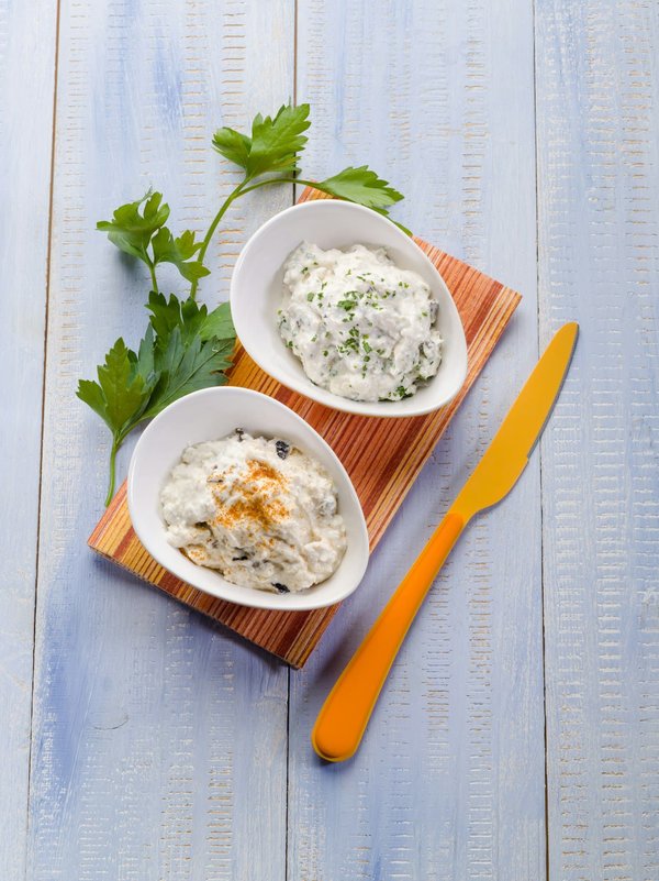 Come fare una salsa tzatziki con yogurt greco e cetrioli grattugiati?